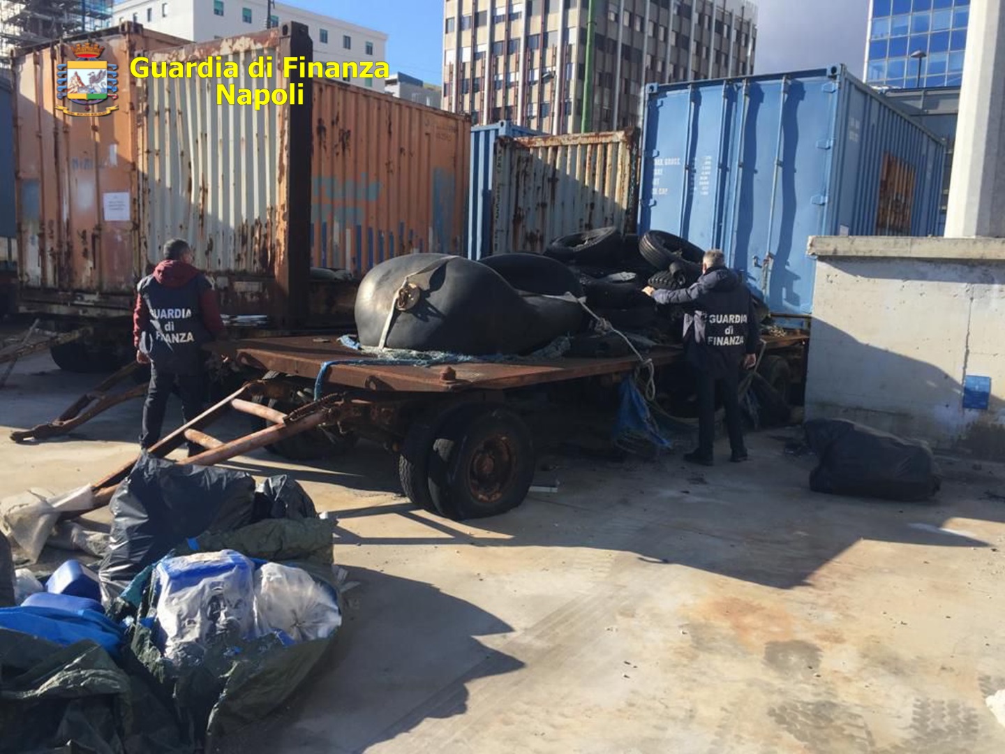 Napoli: maxi sequestro di rifiuti speciali e illegali nel Porto