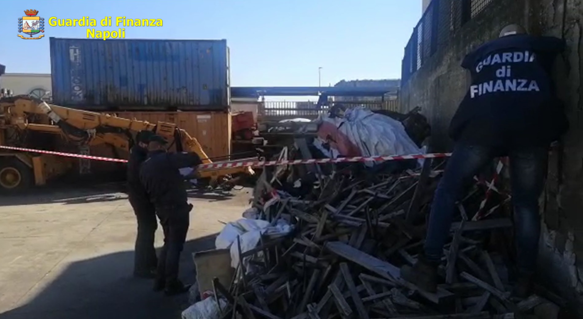 Napoli: scoperte 500 tonnellate di rifiuti speciali al porto