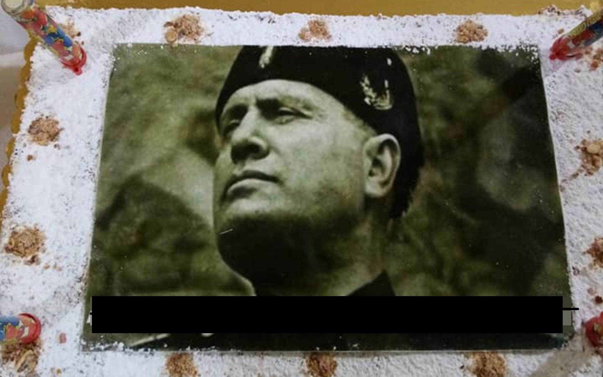Napoli: una torta di Mussolini per la festa del dipendente in Comune