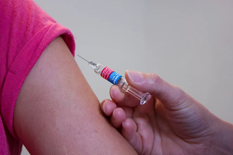 “Vaccini avanzati vanno a chi in quel momento è disponibile”: l’ordinanza anti-spreco di Figliuolo