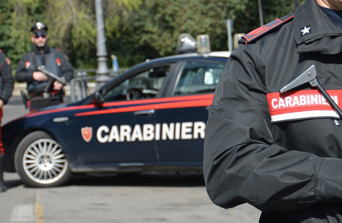 Napoli: minorenne investe un carabiniere per darsi alla fuga