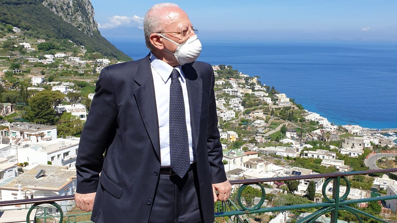 De Luca: “In Campania mascherina all’aperto almeno fino a luglio”