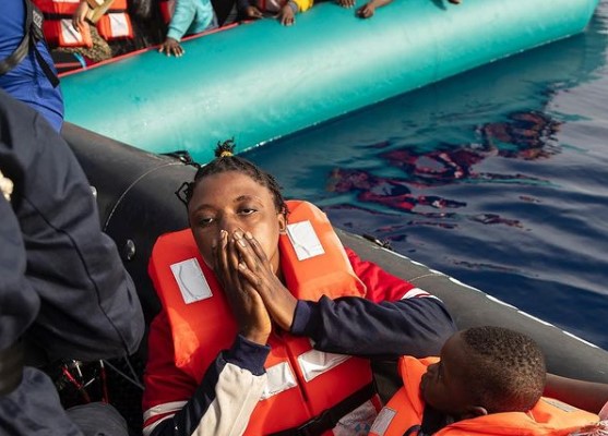 Oltre 450 migranti salvati in poche ore: i libici li picchiavano in mare con bastoni