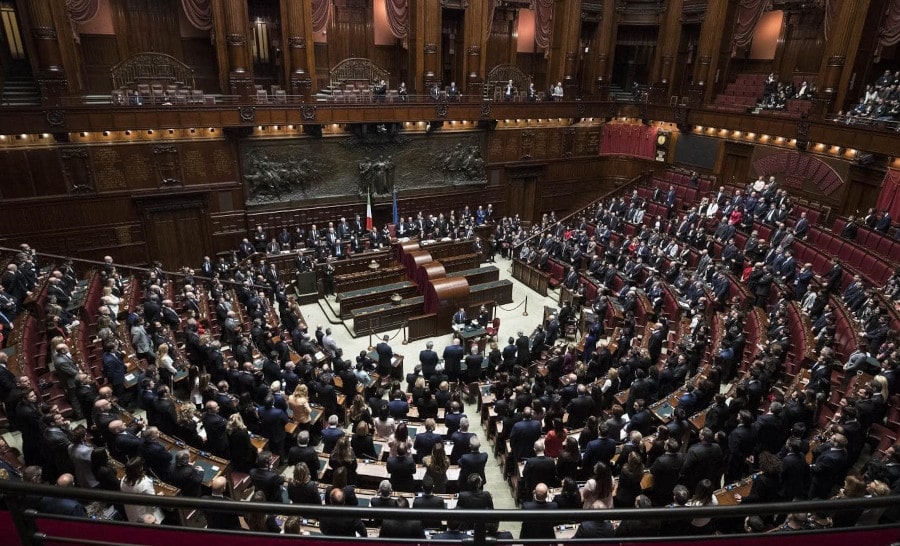 https://www.zerottounonews.it/wp-content/uploads/2021/05/politica-italia-parlamento-partitocrazia.jpg