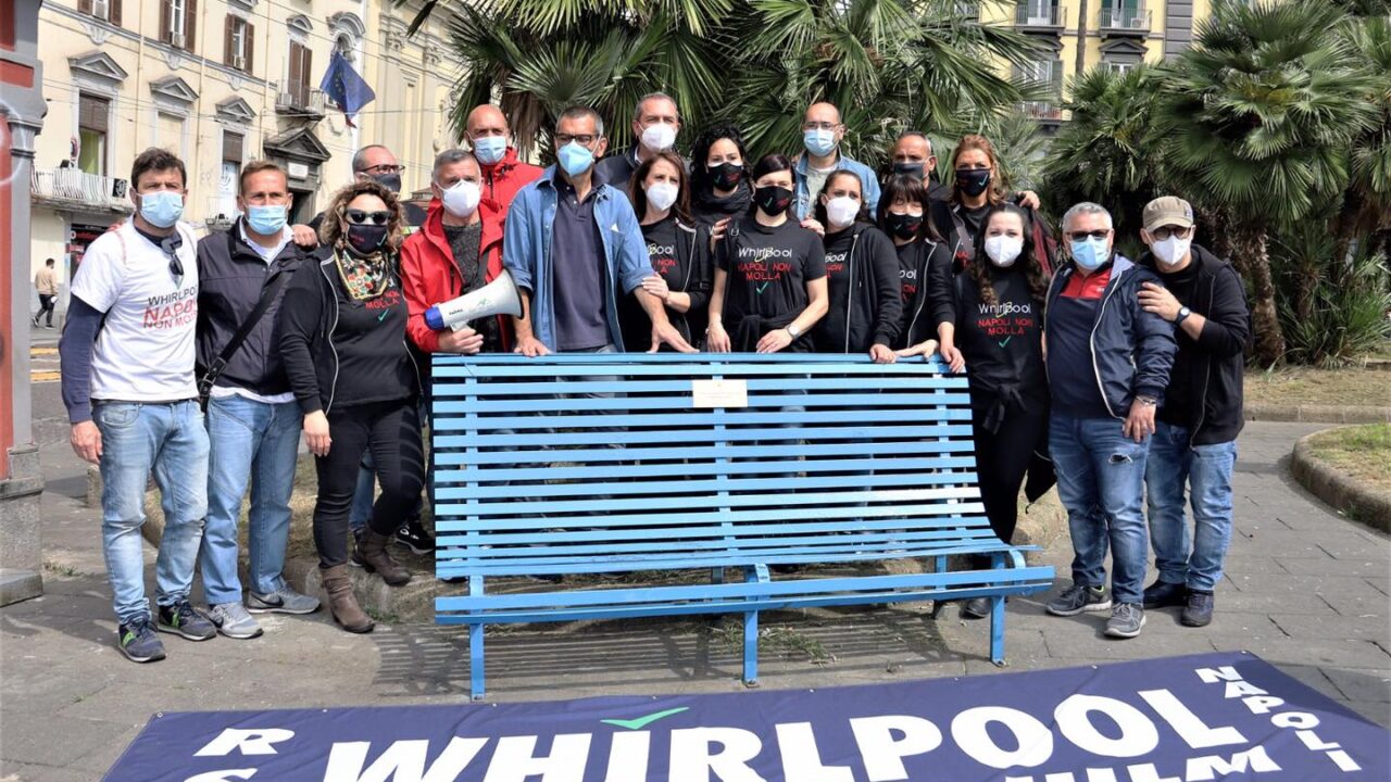 Napoli: installata panchina blu in sostegno agli operai della Whirlpool