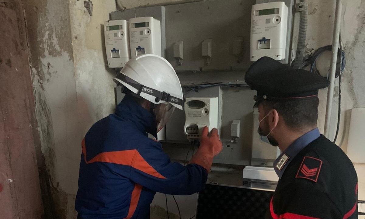 Marigliano: carabinieri si fingono clienti di una pizzeria per sventare furto di energia elettrica