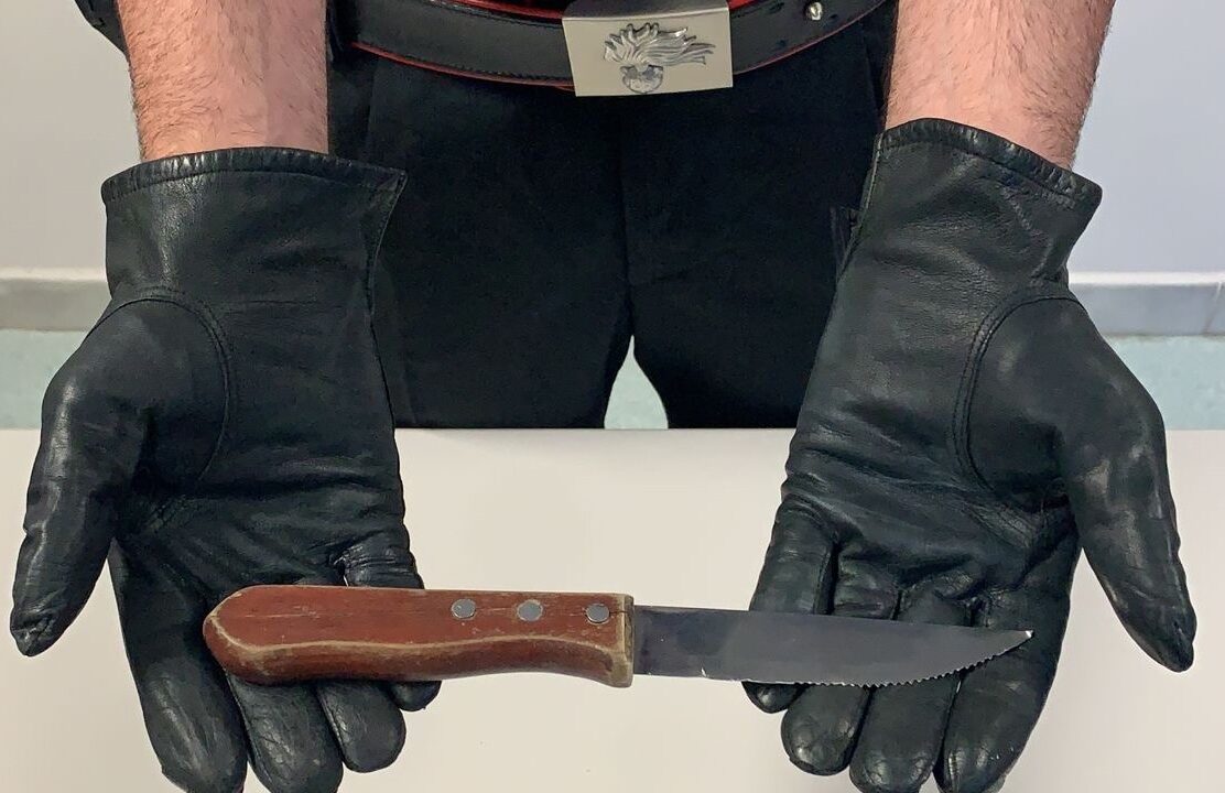 Minaccia con un coltellone l’ex: arrestato 43enne nel Napoletano
