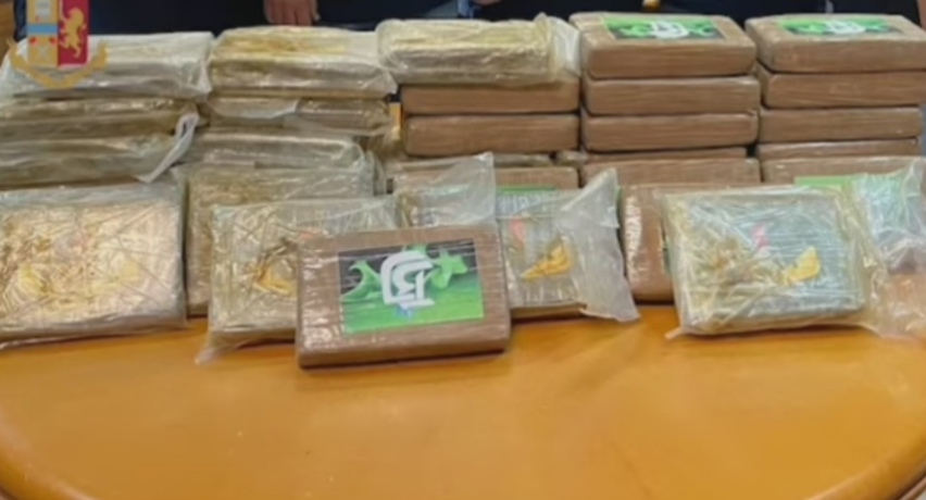 Napoli: arrestato corriere della droga con 46 kg di cocaina nascosti nel camion