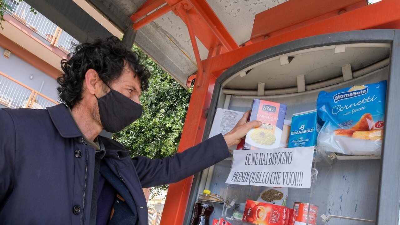 Pensilina della fermata del bus diventa punto per donare beni ai bisognosi: la novità a Palermo