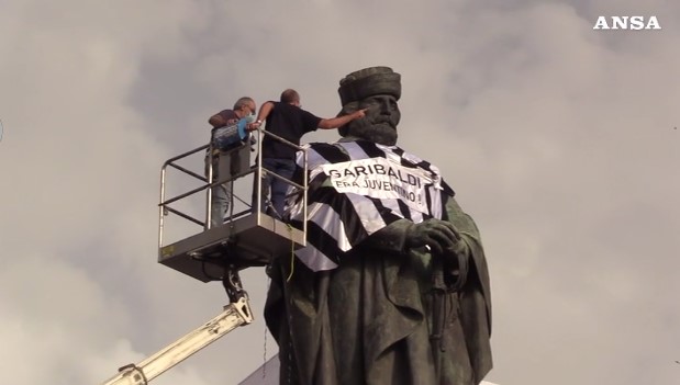 Napoli: spunta la maglia della Juve addosso alla statua di Garibaldi