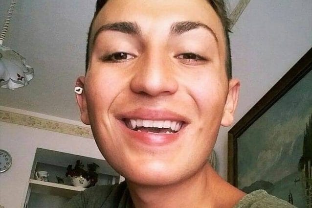 Lo insultano dicendo che è gay: 18enne si uccide gettandosi sotto ad un treno