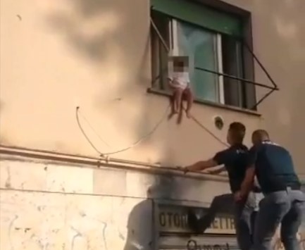 Bimba rischia di cadere dal balcone: salvata dalla polizia