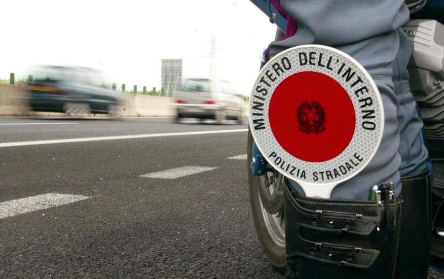 Napoli: ragazzino sbaglia fermata e si ritrova a camminare in autostrada, salvato dalla Polizia Stradale