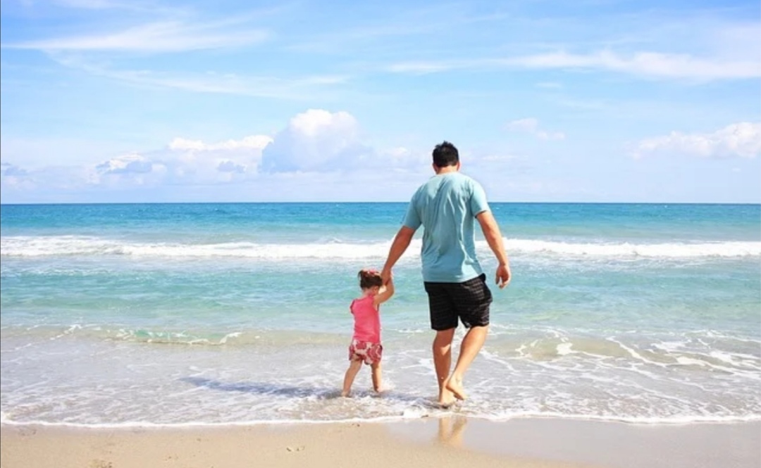 I genitori separati devono pagare le vacanze estive dei figli? Ecco cosa dice la Legge
