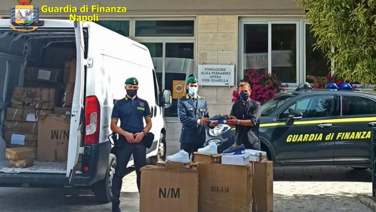 Napoli: 5mila paia di scarpe sequestrate dalla Guardia di Finanza regalate alle associazioni di beneficenza
