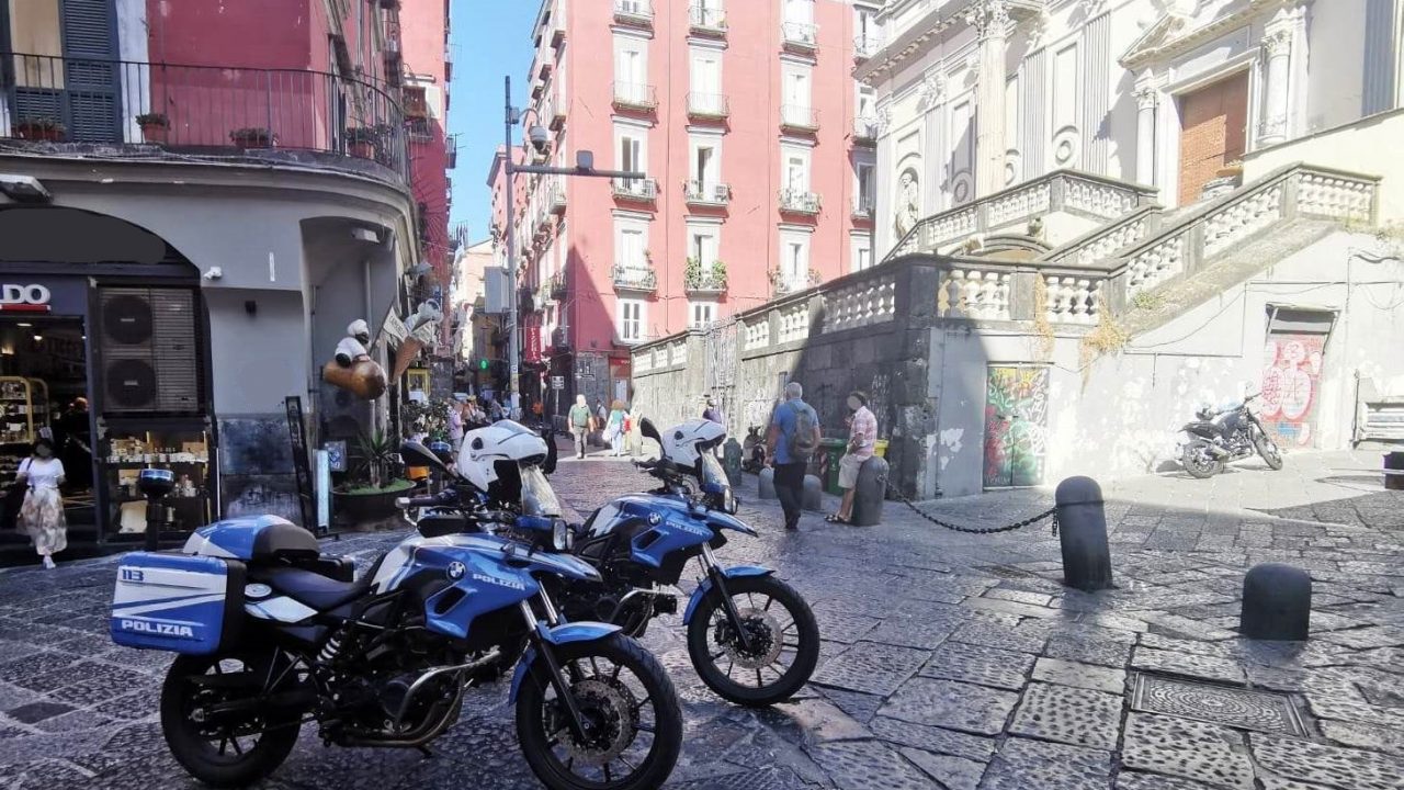 Napoli: pazzo inseguimento in centro tra i passanti, aveva addosso 5 orologi rubati