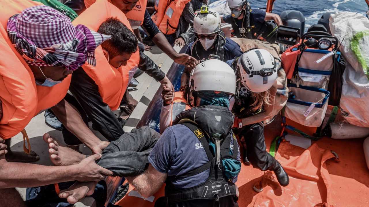 572 migranti salvati dalla Ocean Viking, 34 morti al largo della Tunisia