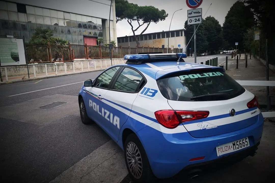Napoli: evade dai domiciliari, aggredisce i poliziotti e prende a calci la macchina della polizia