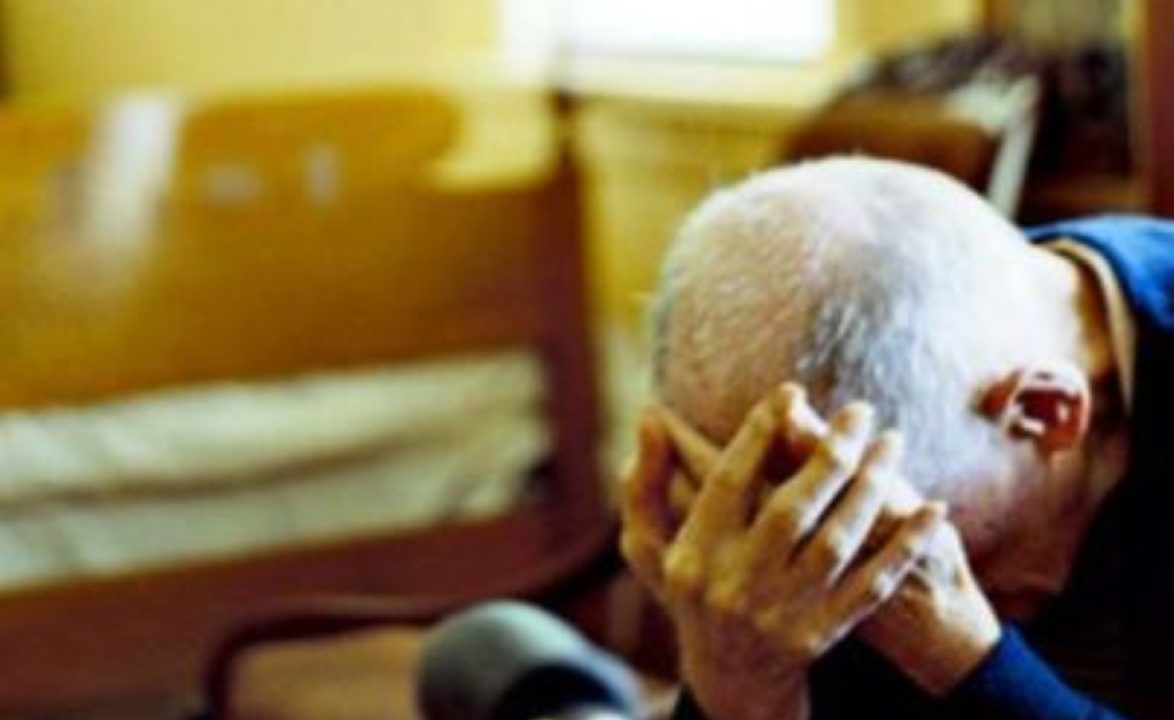 Picchiava anziano di 85 anni: arrestata badante a Carbonara di Nola