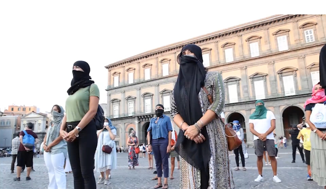 Napoli: in piazza con il burqa per solidarietà con le donne in Afghanistan