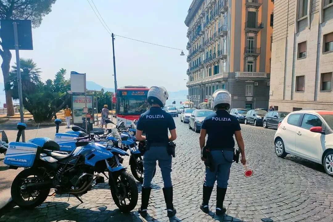 Napoli: fugge all’alt e sperona la moto della polizia, arrestato 18enne