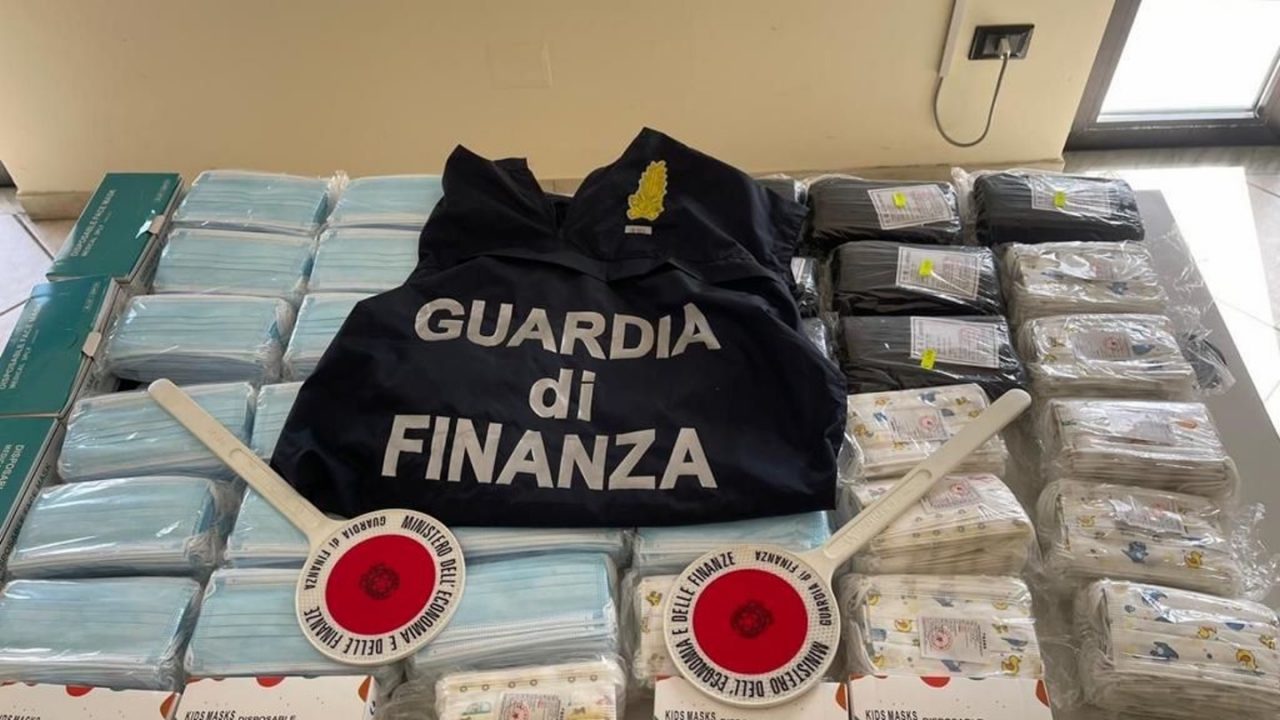 Blitz della Finanza a Napoli e provincia: più di 1 milione di articoli sequestrati