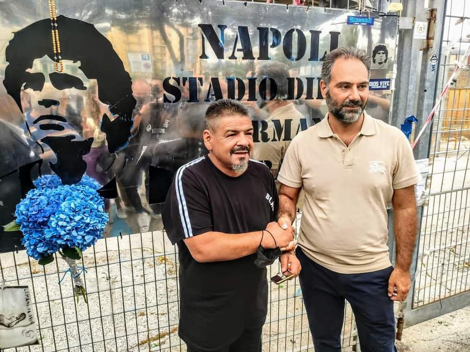 Il fratello di Maradona si candida a Napoli con la destra: scoppia la polemica