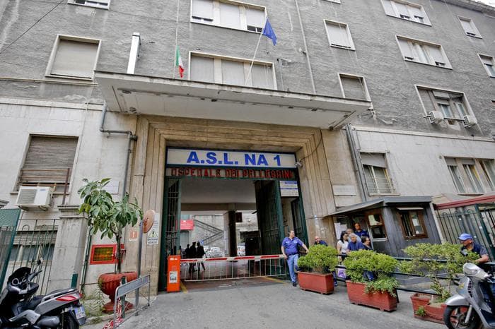 Napoli, tragedia all’ospedale Pellegrini: paziente si getta dal quarto piano