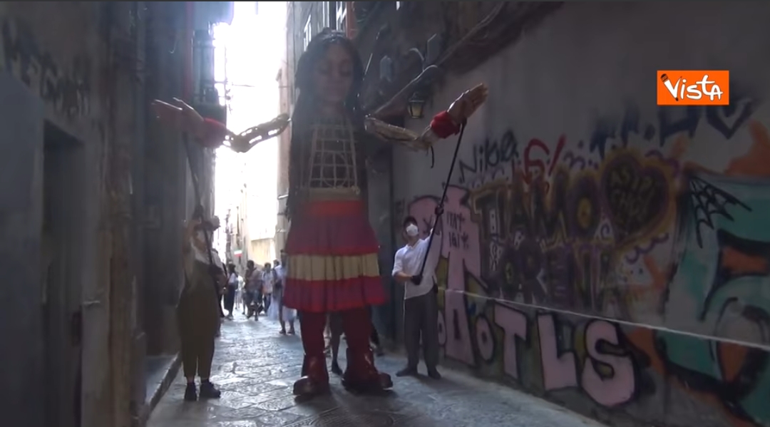 Napoli: la folla accoglie Amal, marionetta di 3 metri simbolo delle bimbe migranti