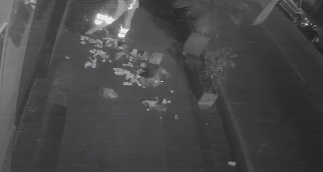 Napoli: netturbini buttano rifiuti in strada, incastrati dalle telecamere