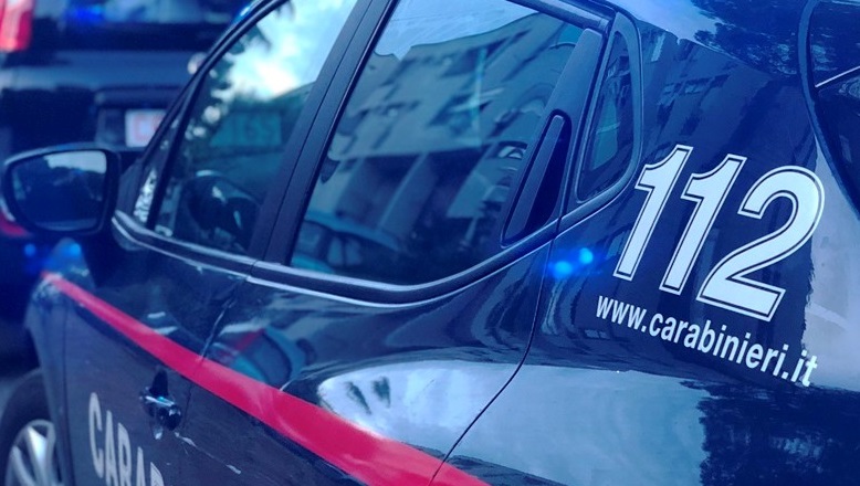 Picchia 71enne e gli ruba l’auto ma nella fuga investe un ciclista: arrestato 45enne nel Napoletano