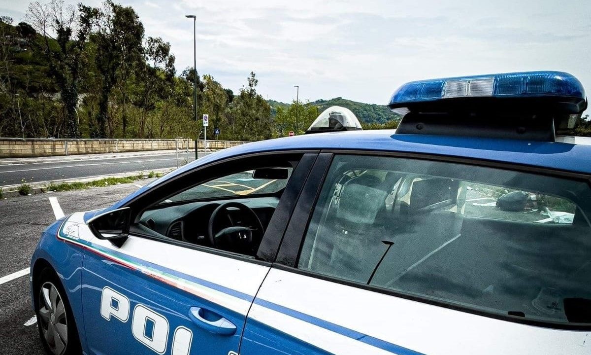 Napoli: aggredisce un poliziotto e tenta di strappargli la pistola