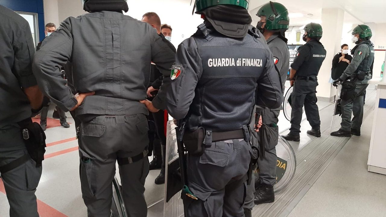 Napoli: 118 costretto a caricare cadavere, disordini al pronto soccorso