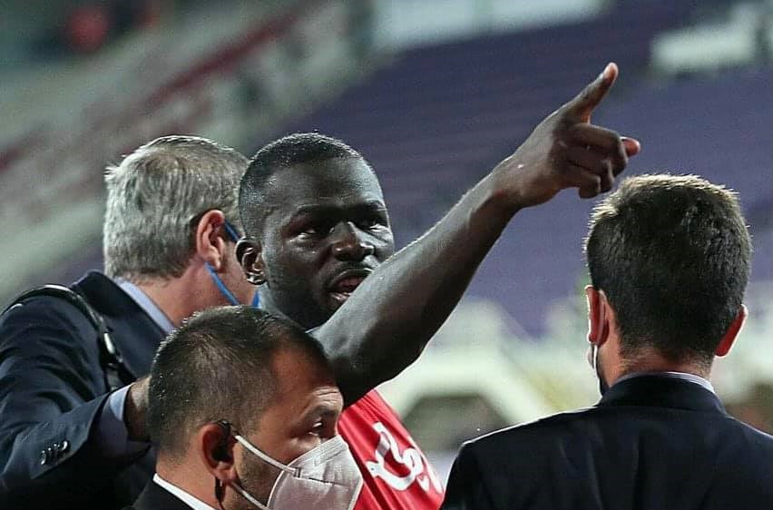 Cori razzisti contro i calciatori del Napoli: “Mi hanno chiamato scimmia”