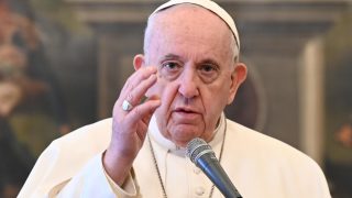 Papa Francesco contro le leggi anti gay: “L’omosessualità non è un crimine”