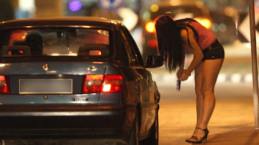 Terni, l’ordinanza anti-prostituzione fa discutere: stop ad abiti succinti