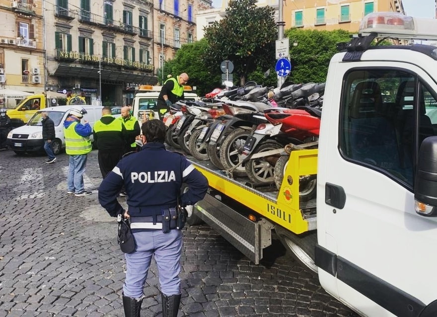 Napoli, lotta all’abusivismo: rimossi paletti e macchine in divieto di sosta ai Quartieri Spagnoli