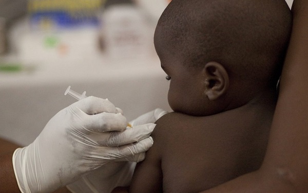 Svolta storica per migliaia di bambini in Africa: il vaccino per la malaria è raccomandato dall’OMS