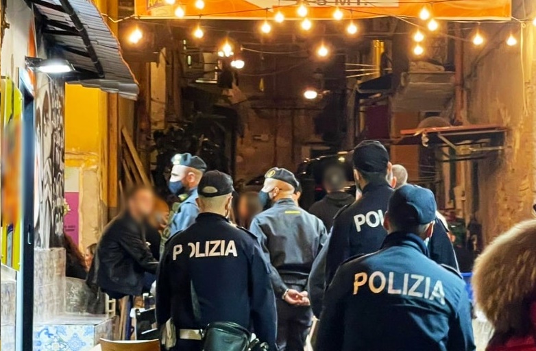 Napoli, movida: sanzionati bar, multati ragazzi senza mascherina