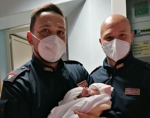 Napoli: partorisce in casa in emergenza grazie ai poliziotti