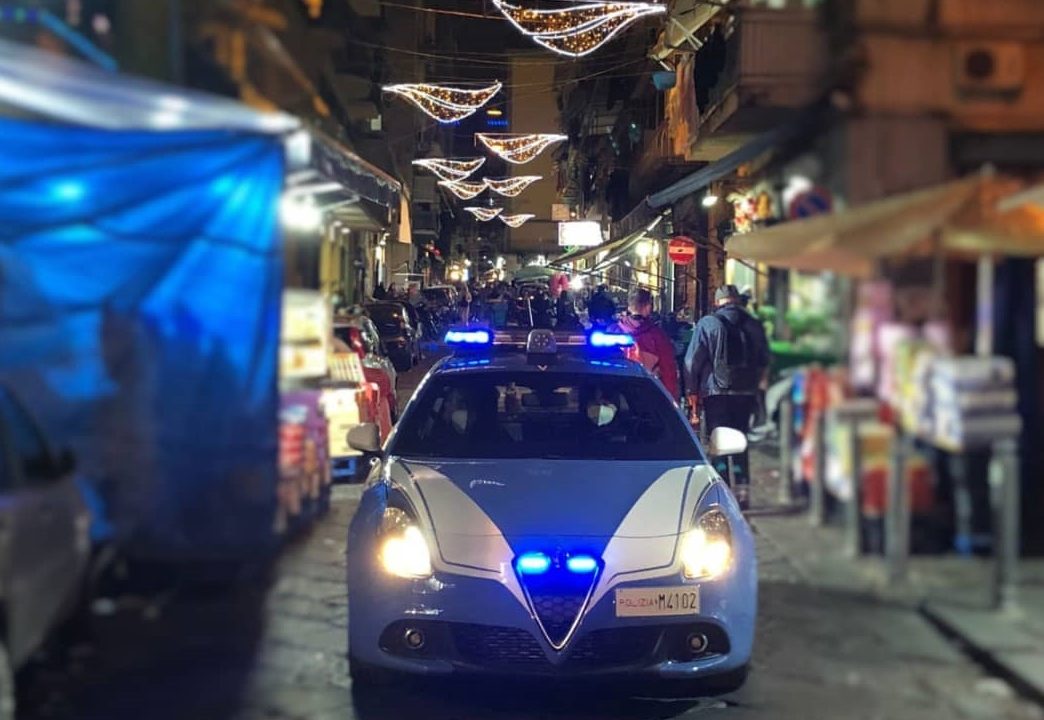 Napoli: organizzano una festa abusiva, arriva la polizia e scappano