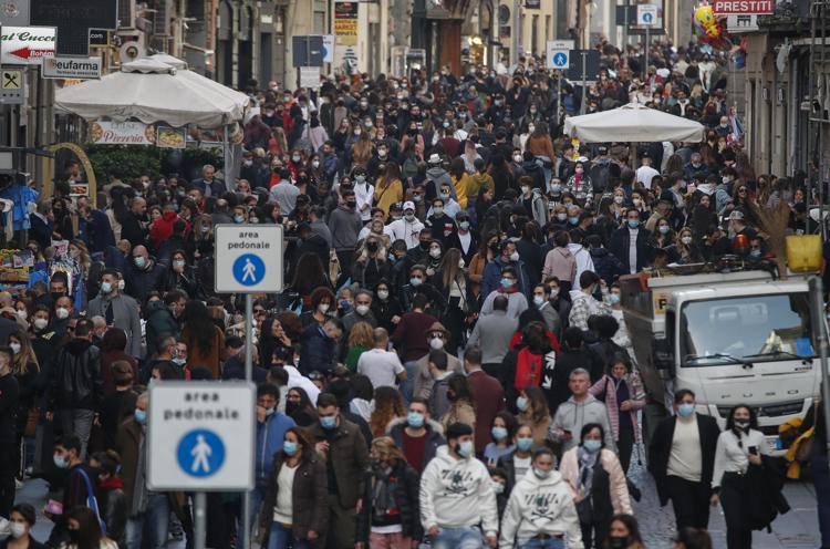 Covid, firmata l’ordinanza in Campania per Natale: stop a feste in piazza e aperitivi in strada