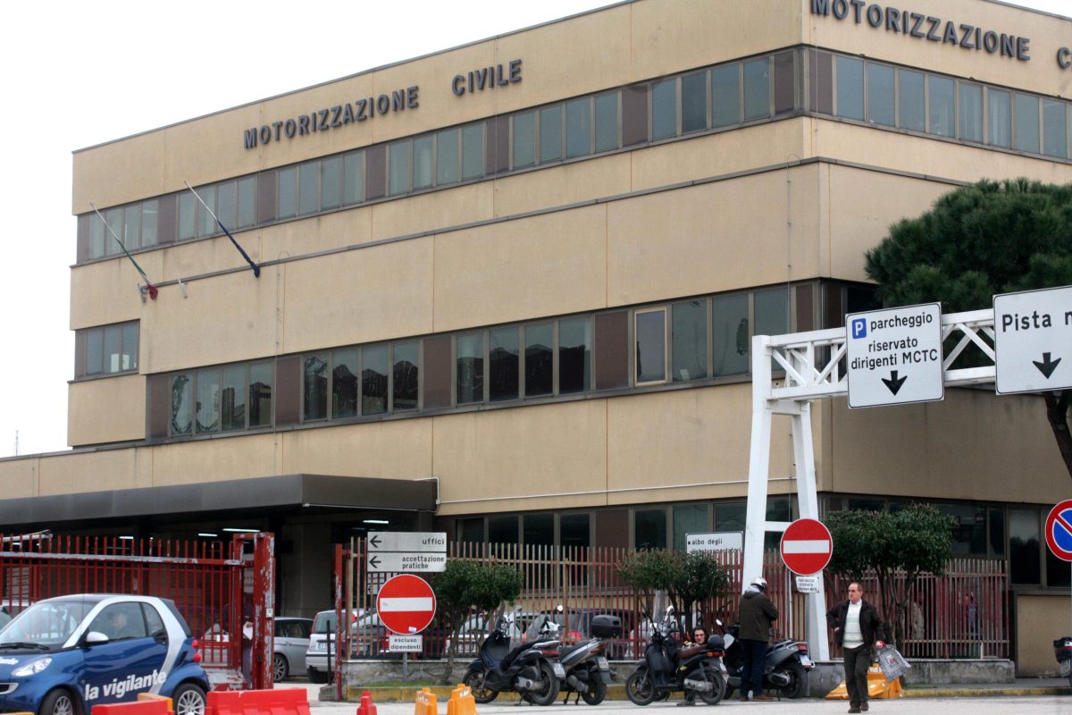 Napoli: denuncia lo smarrimento della carta di circolazione ma in realtà era scaduta