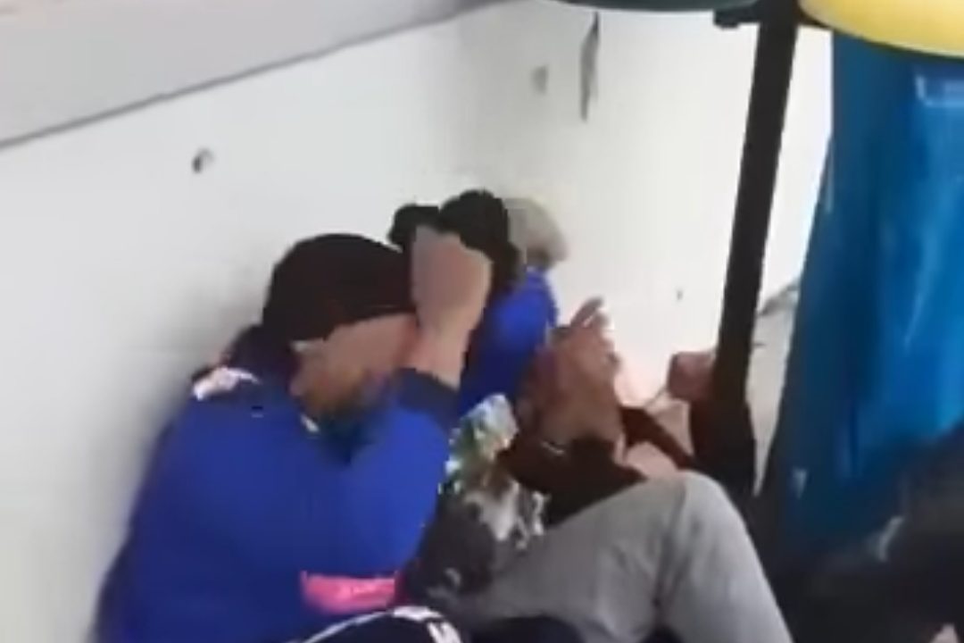 Shock nel Napoletano: rapinatori picchiati alla stazione, video diffuso online