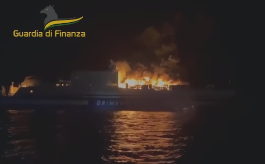 Pauroso incendio su un traghetto in viaggio verso Brindisi: salvate 243 persone