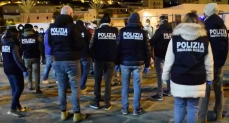 7 migranti morti per ipotermia in un naufragio al largo dell’Italia: arrestato lo scafista