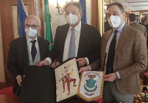 Saviano: regalata una litografia del Carnevale al presidente del Consiglio Regionale