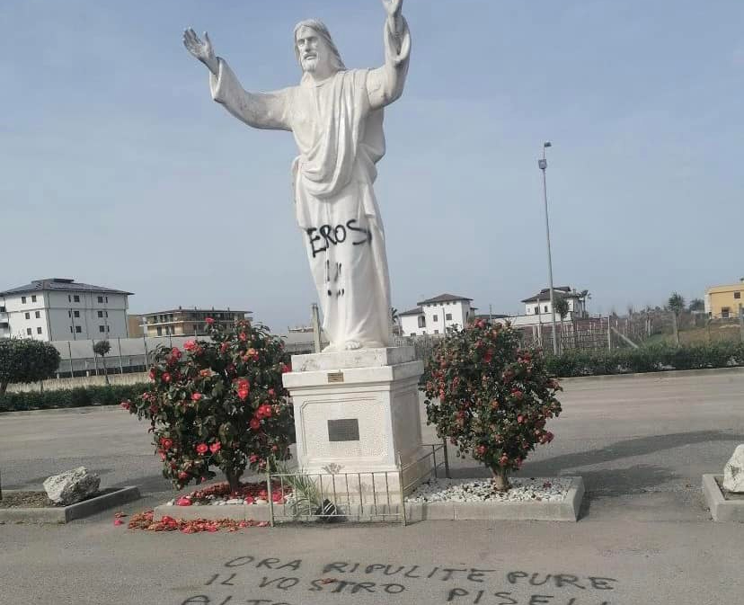 “Ora pulite pure questa, pu****e”: vandalizzata la statua del Cristo di Villa Literno