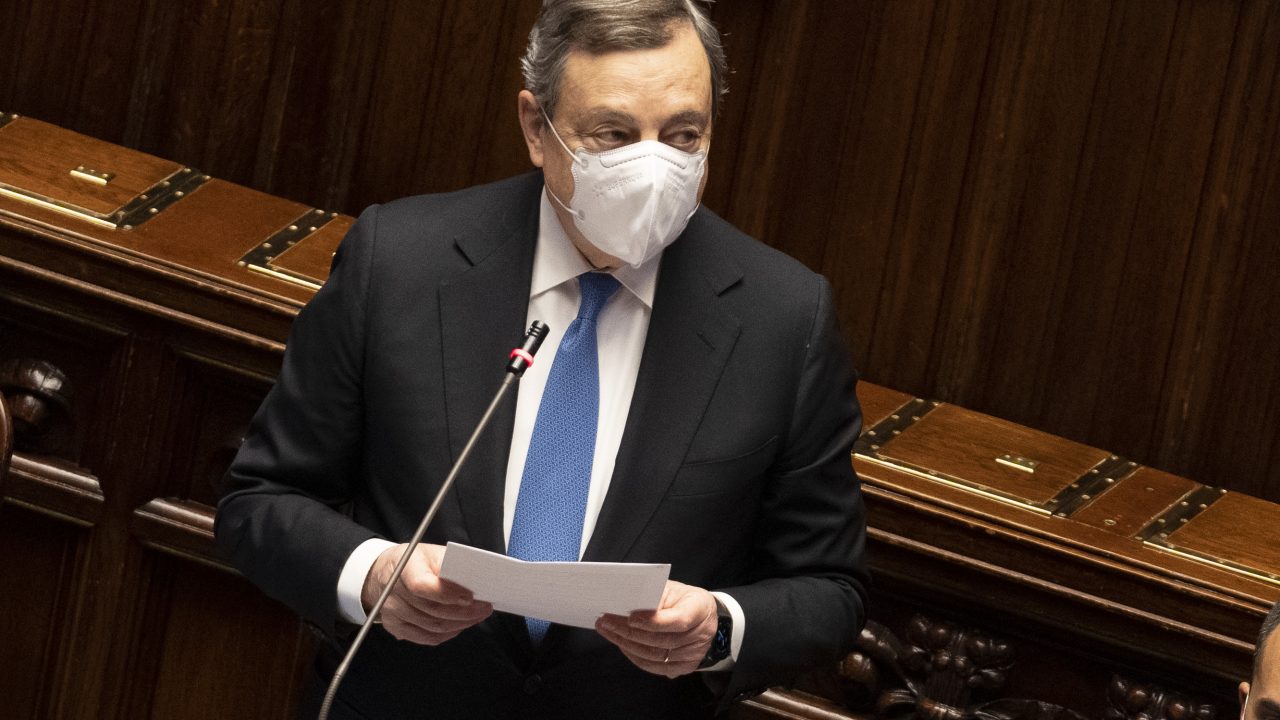 Draghi accoglie Zelensky in Parlamento: “L’Italia vuole l’Ucraina nell’Europa”