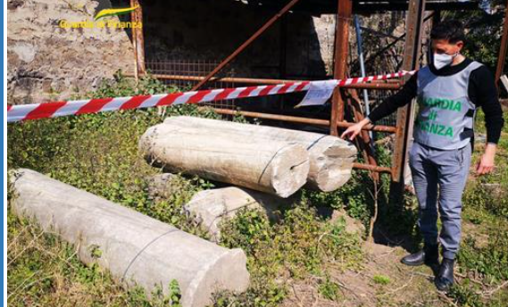 Reperti archeologici nascosti in un’area privata piena di rifiuti: la scoperta nel Casertano